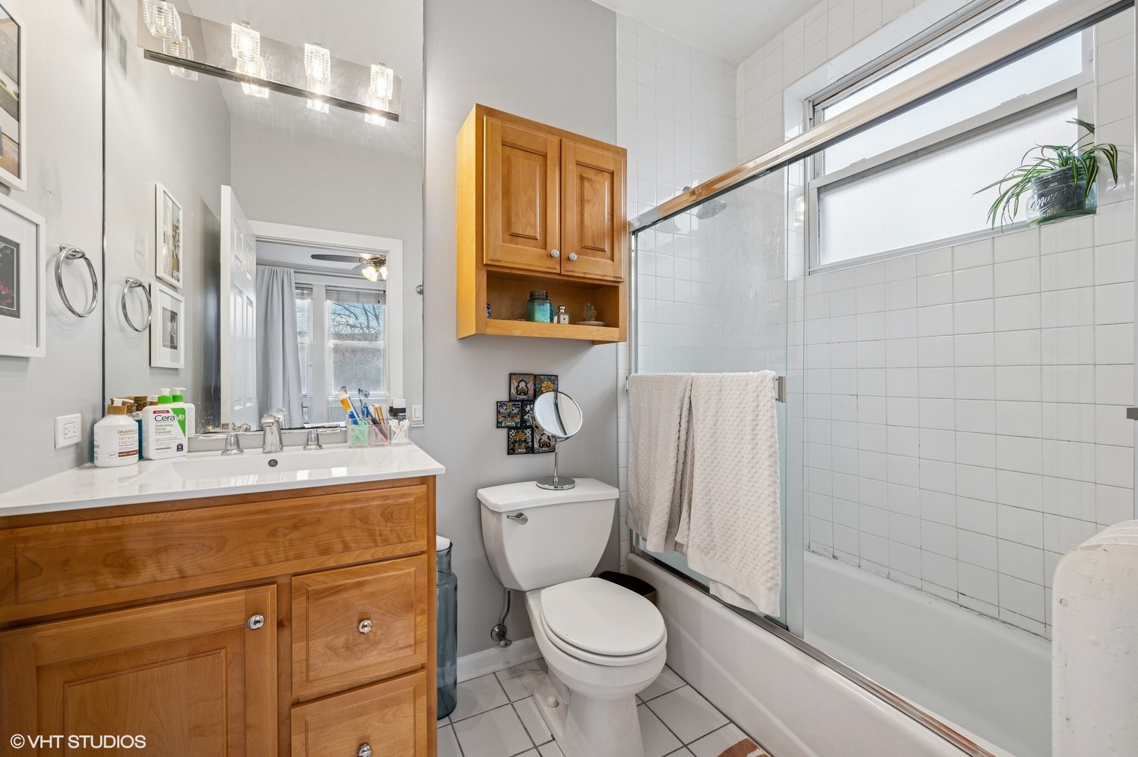 715 W BARRY Avenue Unit: 3A