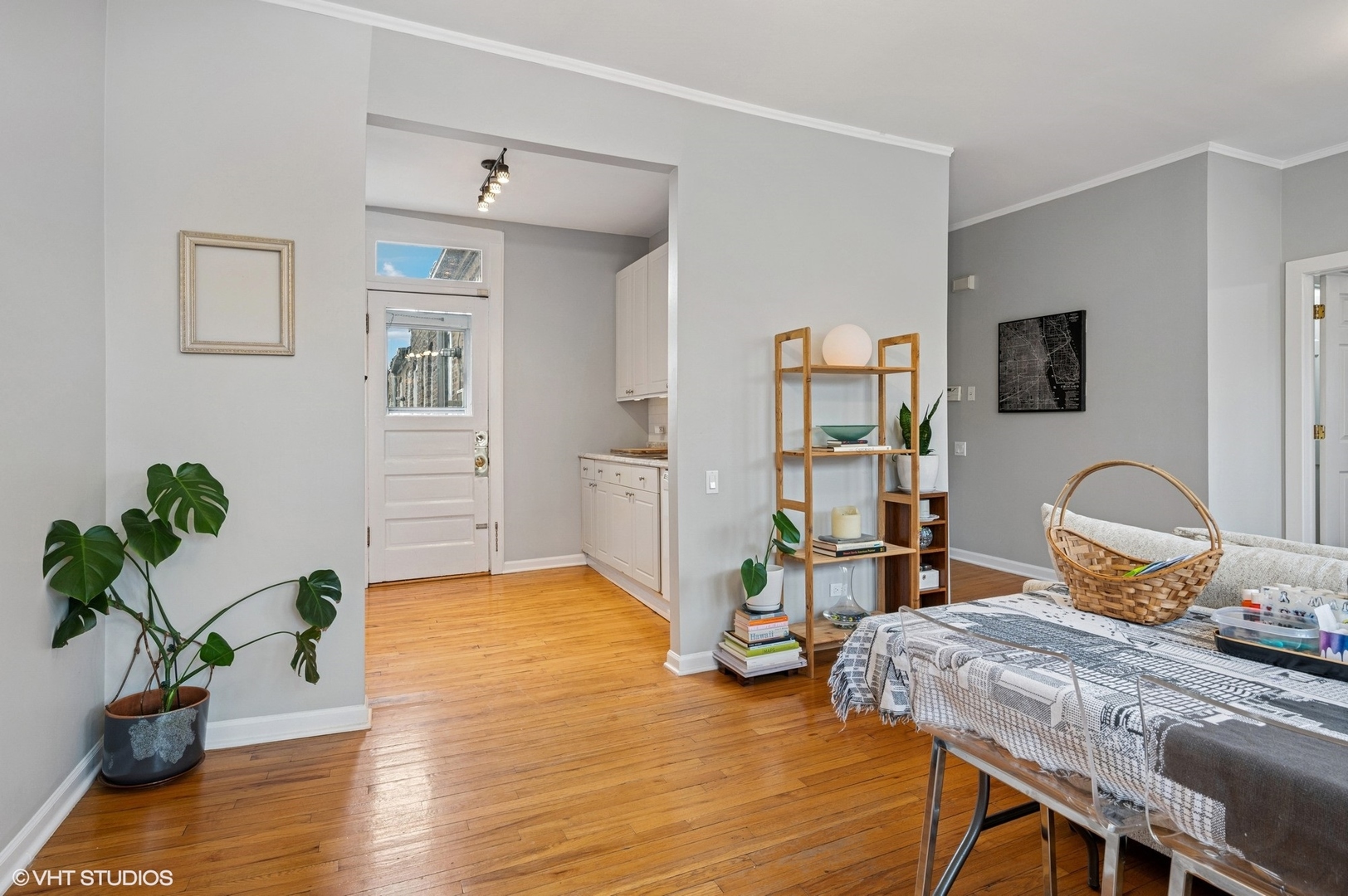 715 W BARRY Avenue Unit: 3A