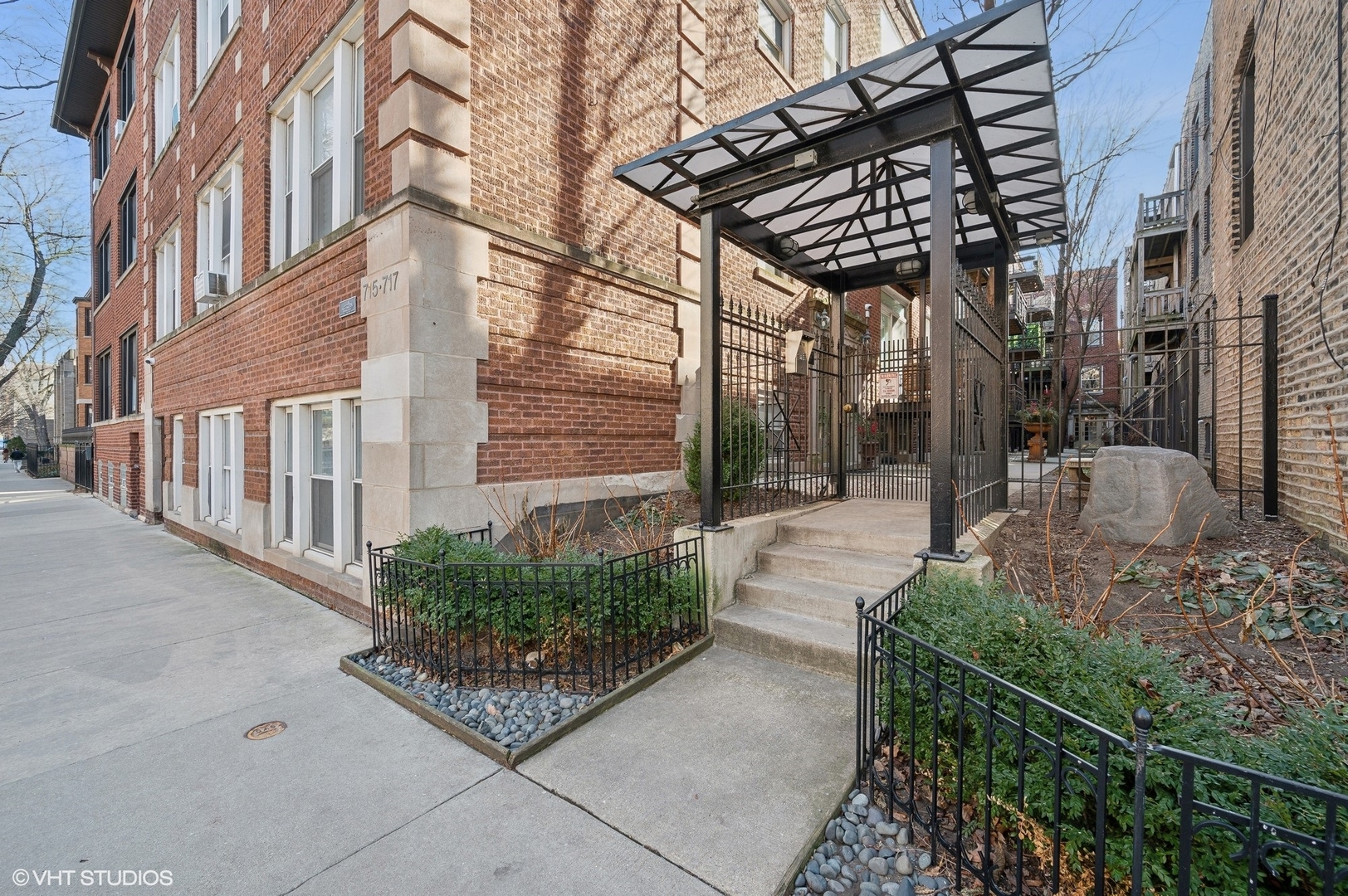 715 W BARRY Avenue Unit: 3A