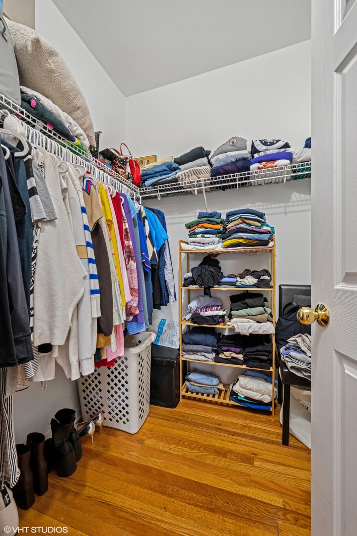 715 W BARRY Avenue Unit: 3A