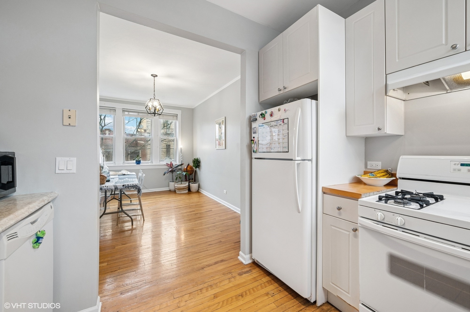 715 W BARRY Avenue Unit: 3A