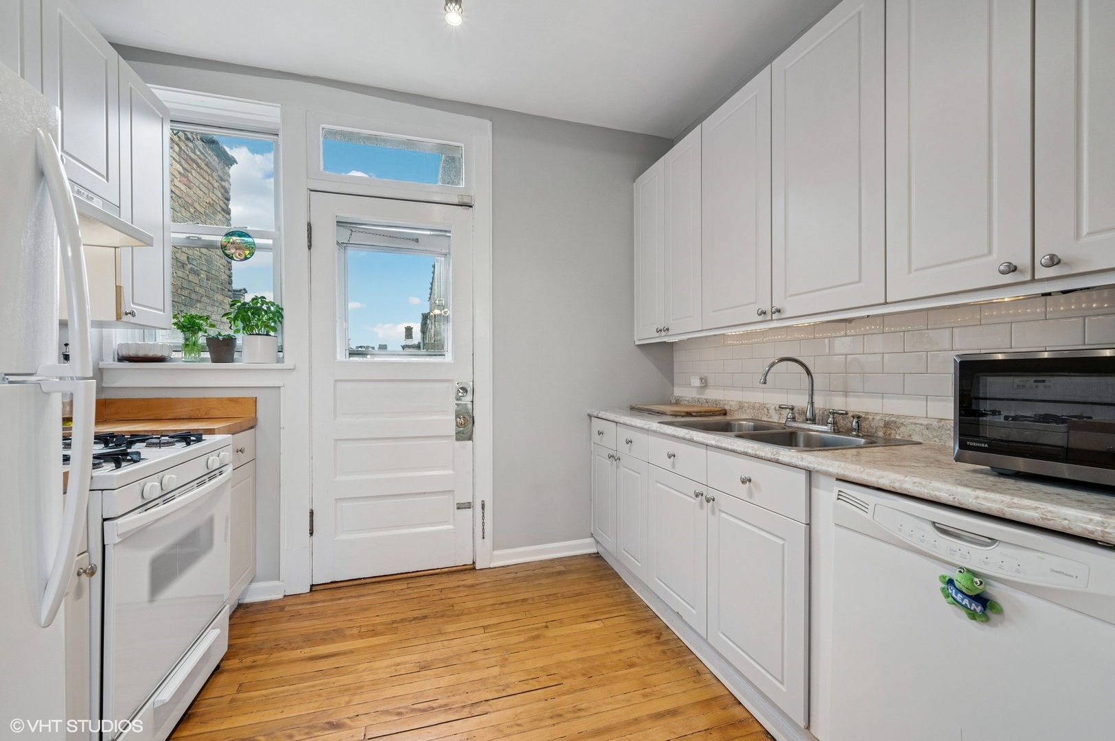 715 W BARRY Avenue Unit: 3A