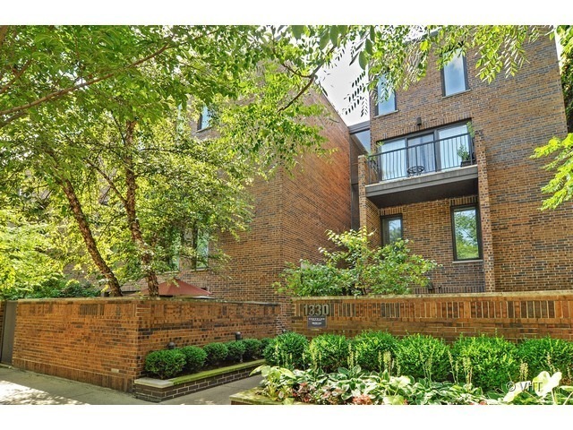 1330 N LaSalle Street Unit: 106