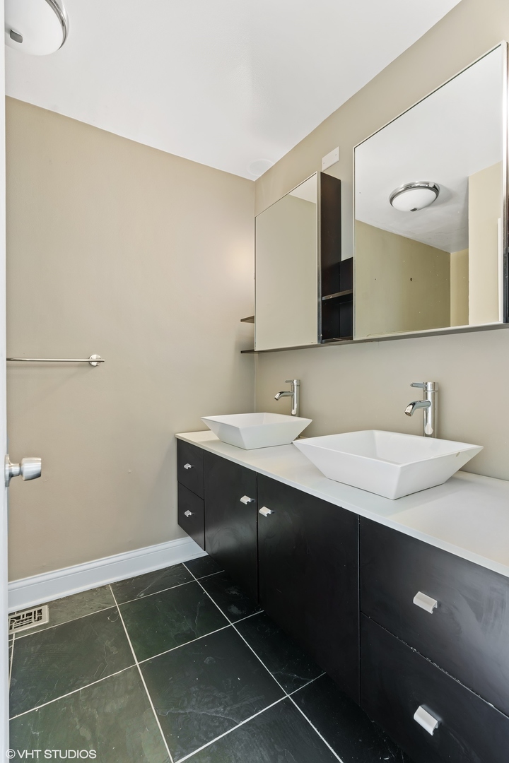 1330 N LaSalle Street Unit: 106