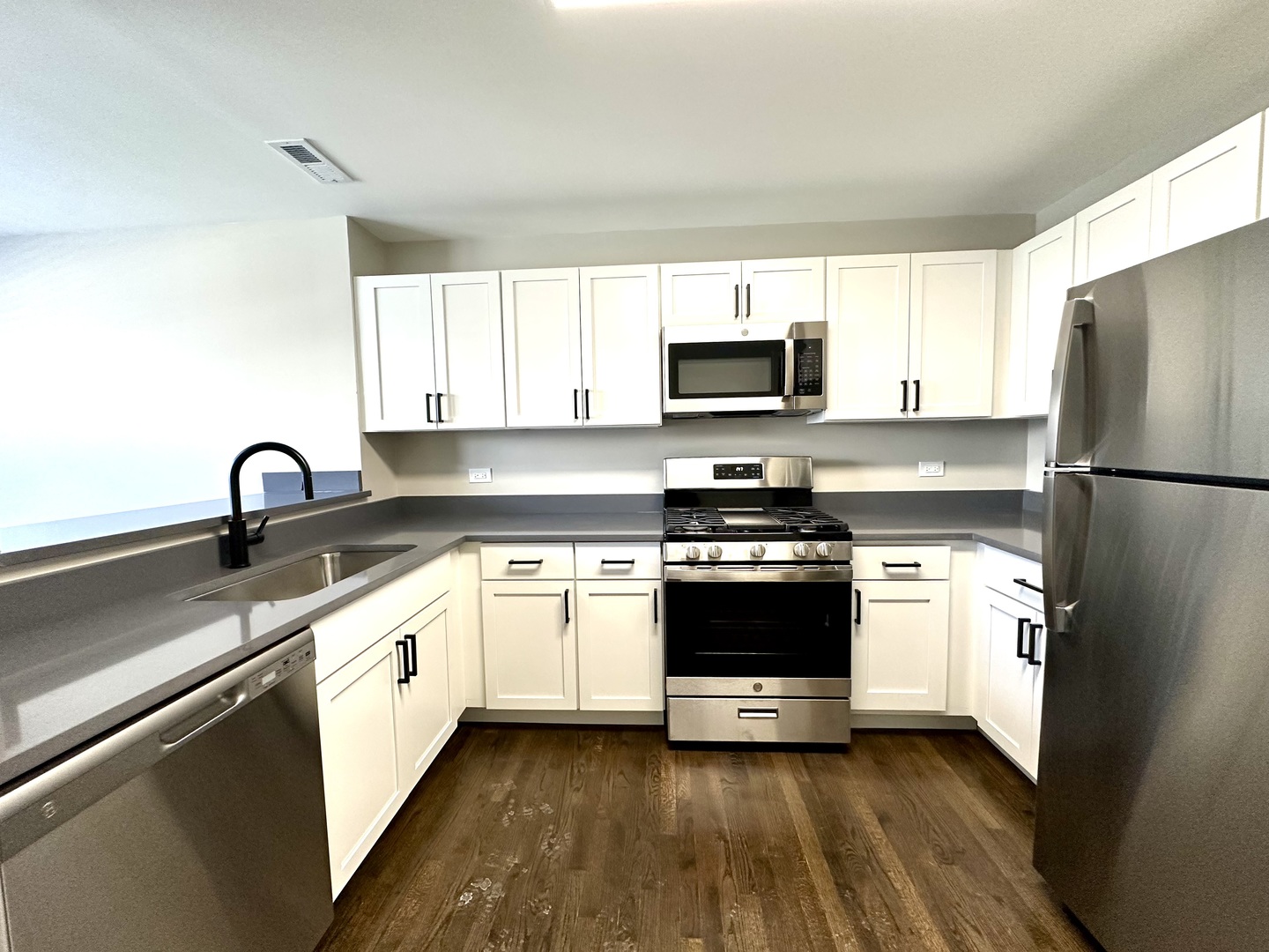 2217 N Clifton Avenue Unit: 2E