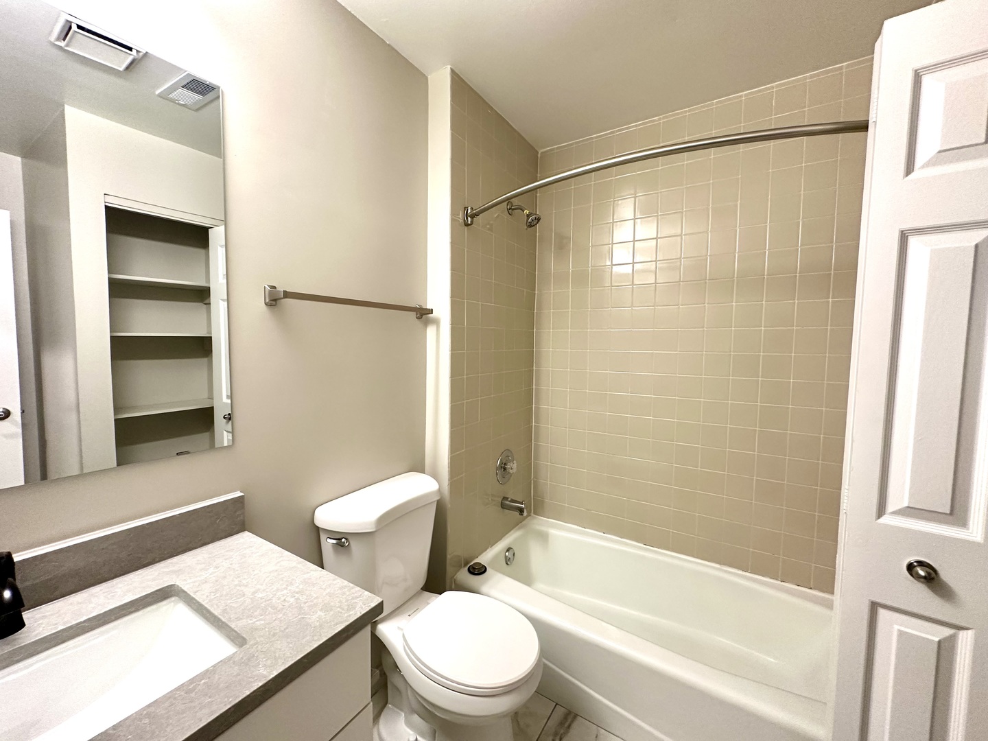 2217 N Clifton Avenue Unit: 2E