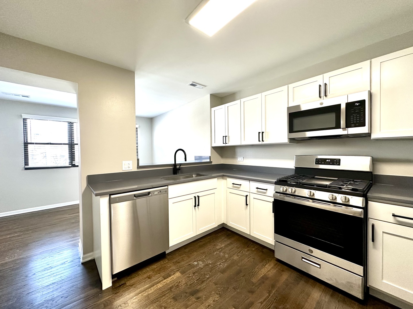 2217 N Clifton Avenue Unit: 2E