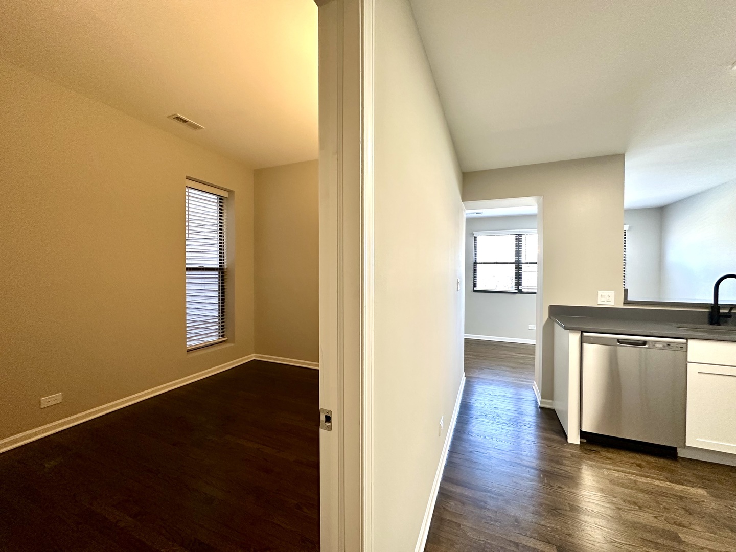 2217 N Clifton Avenue Unit: 2E