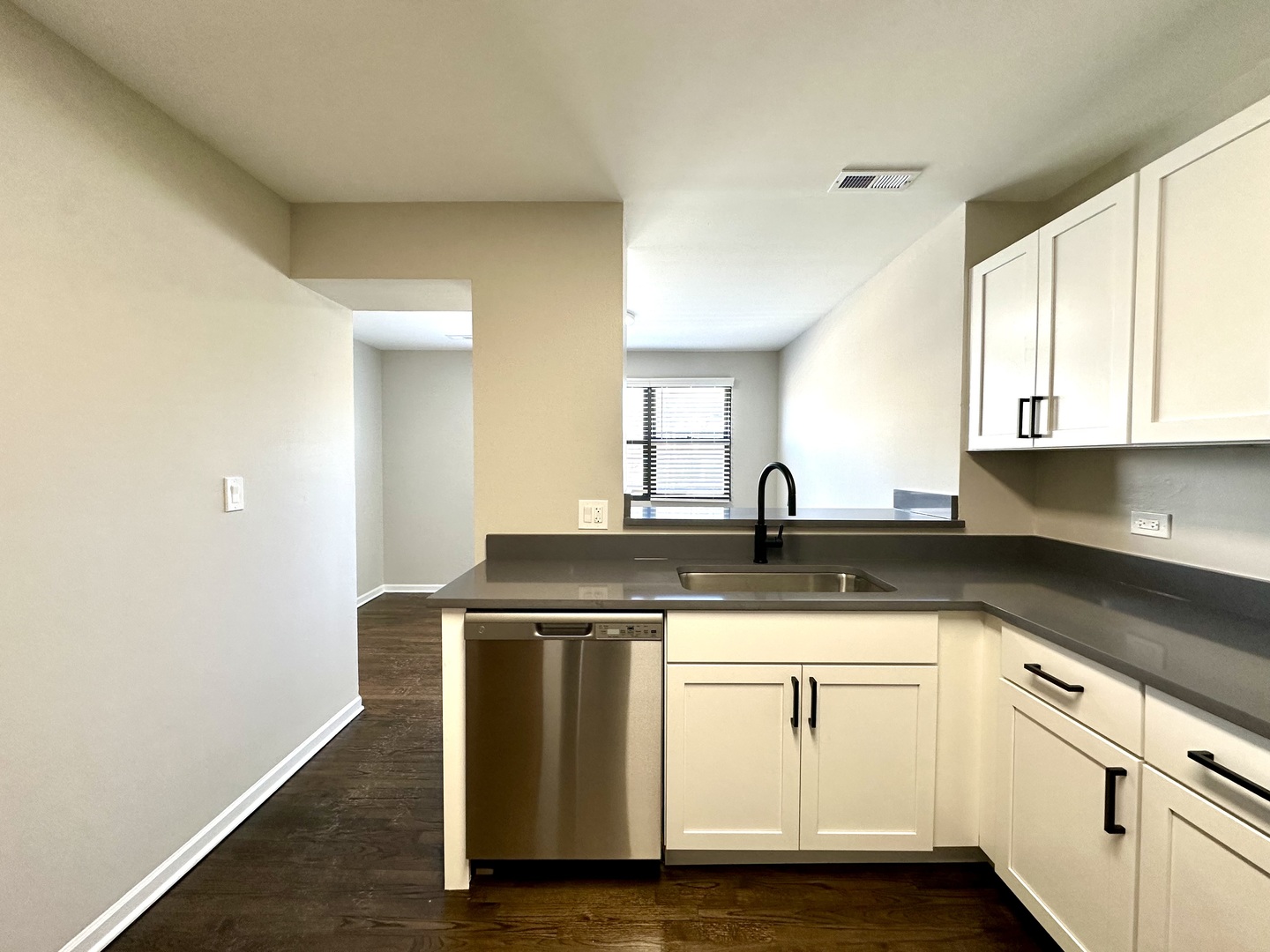 2217 N Clifton Avenue Unit: 2E