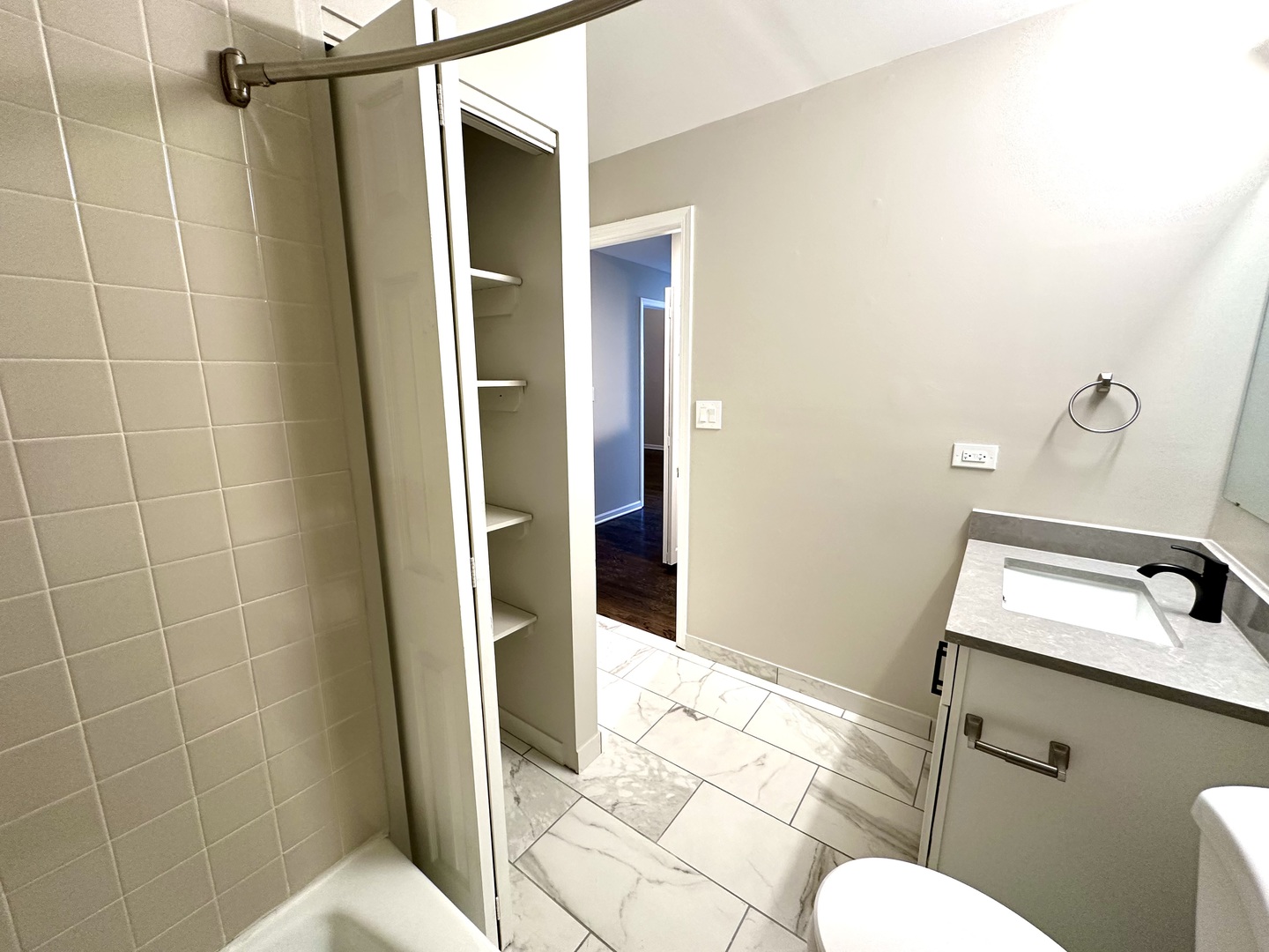 2217 N Clifton Avenue Unit: 2E