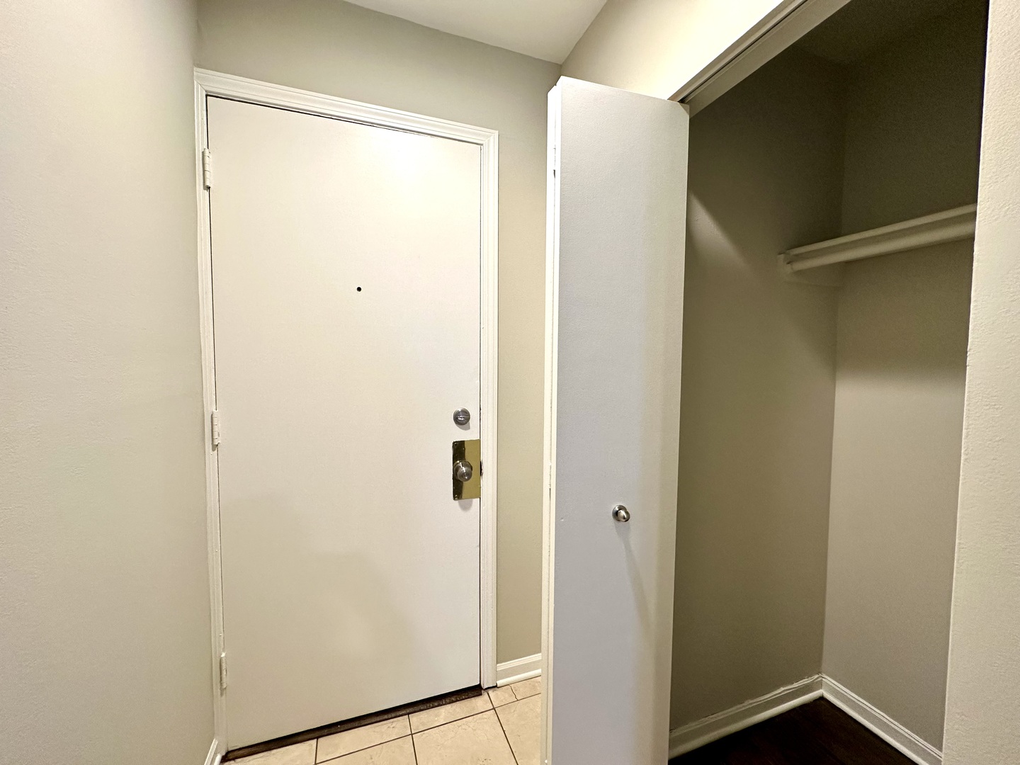 2217 N Clifton Avenue Unit: 2E