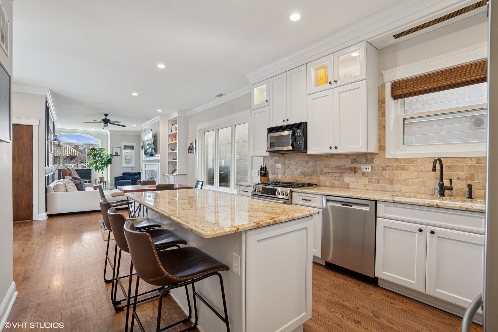 2555 N Southport Avenue Unit: 4