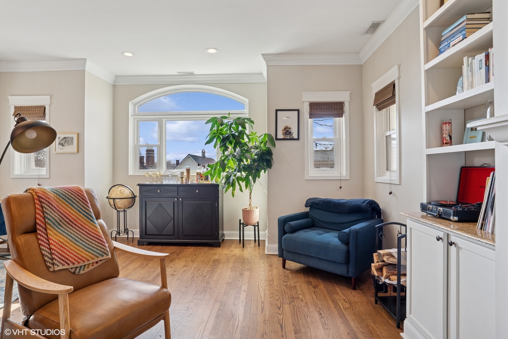 2555 N Southport Avenue Unit: 4