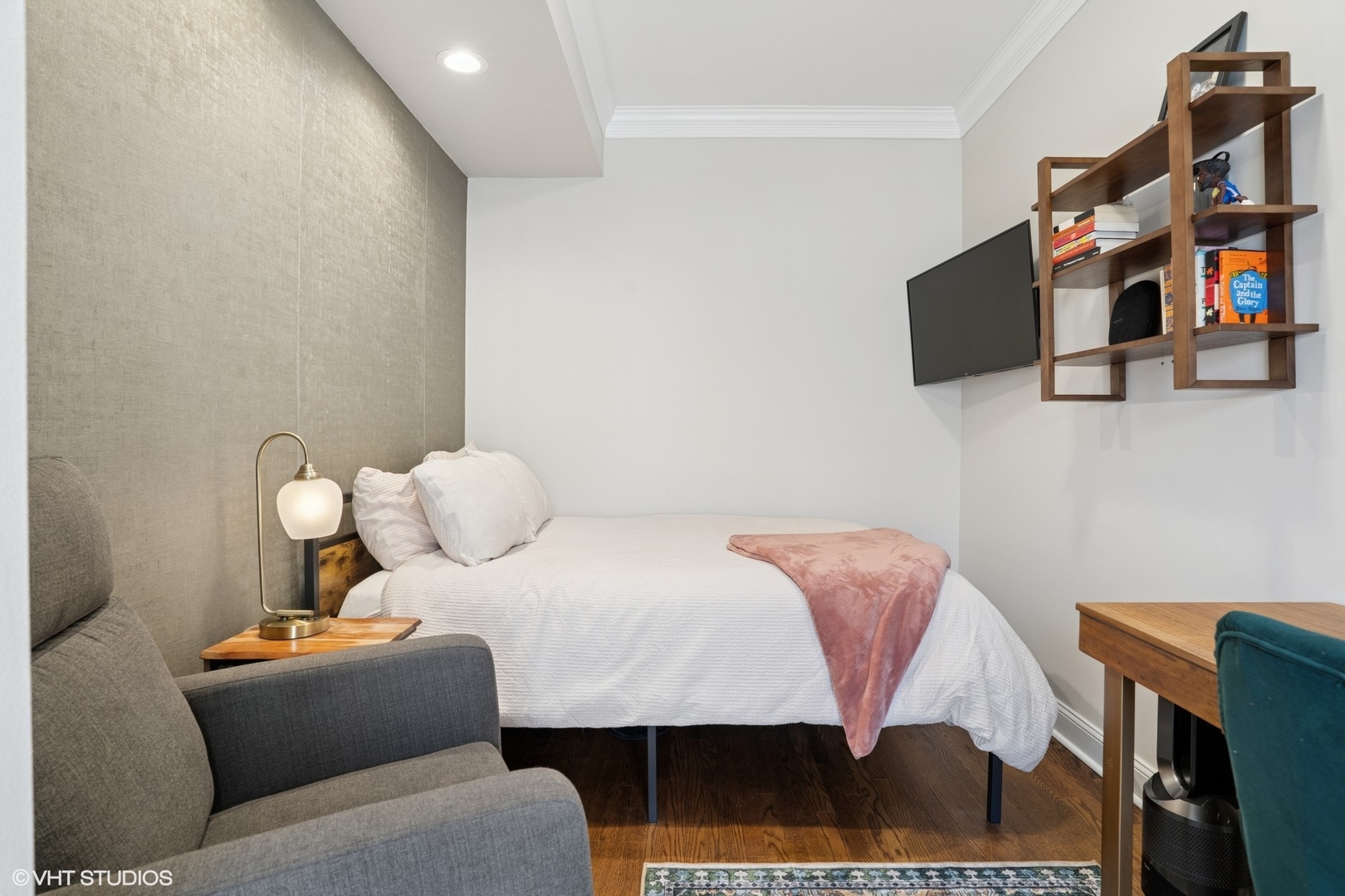 2555 N Southport Avenue Unit: 4