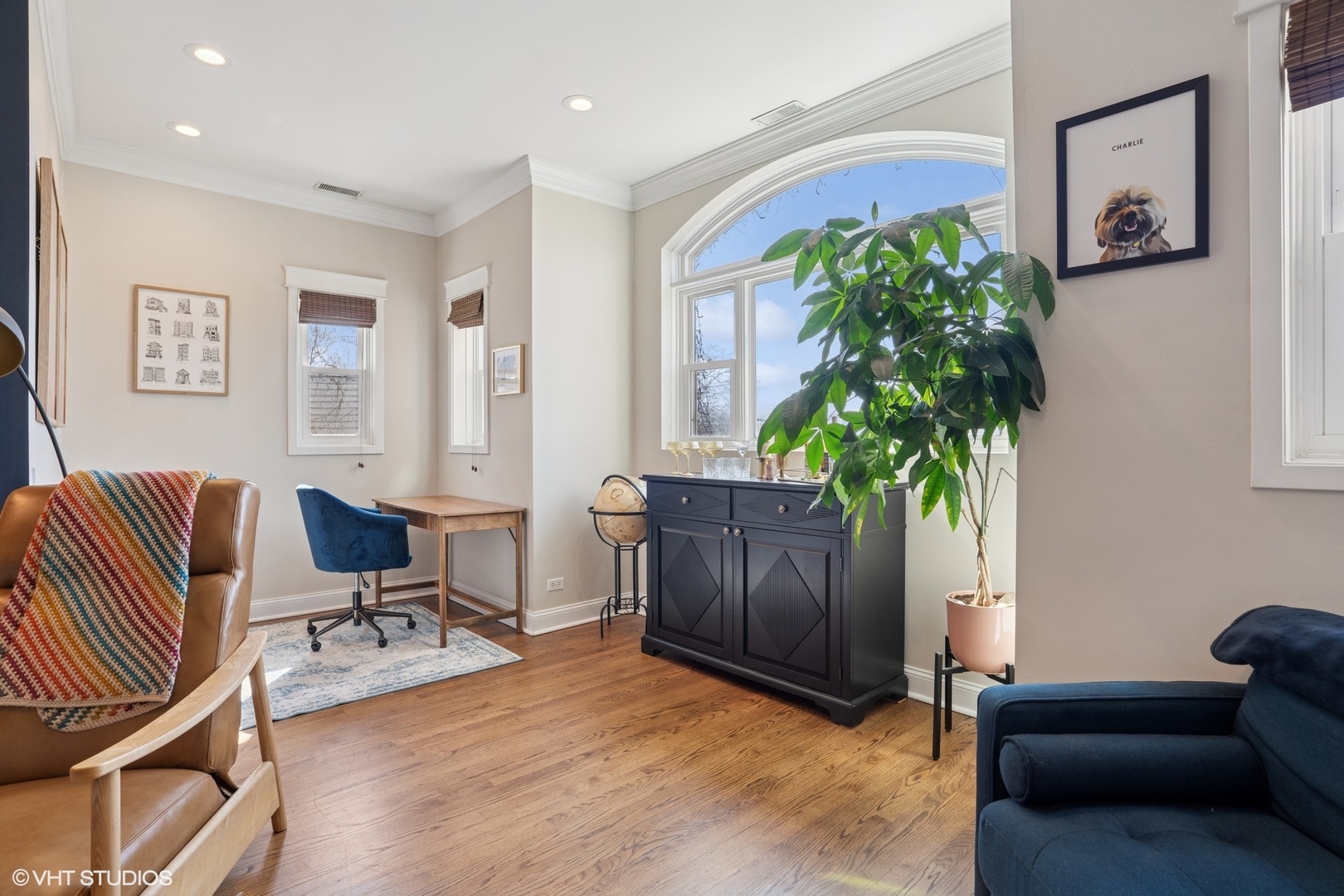 2555 N Southport Avenue Unit: 4