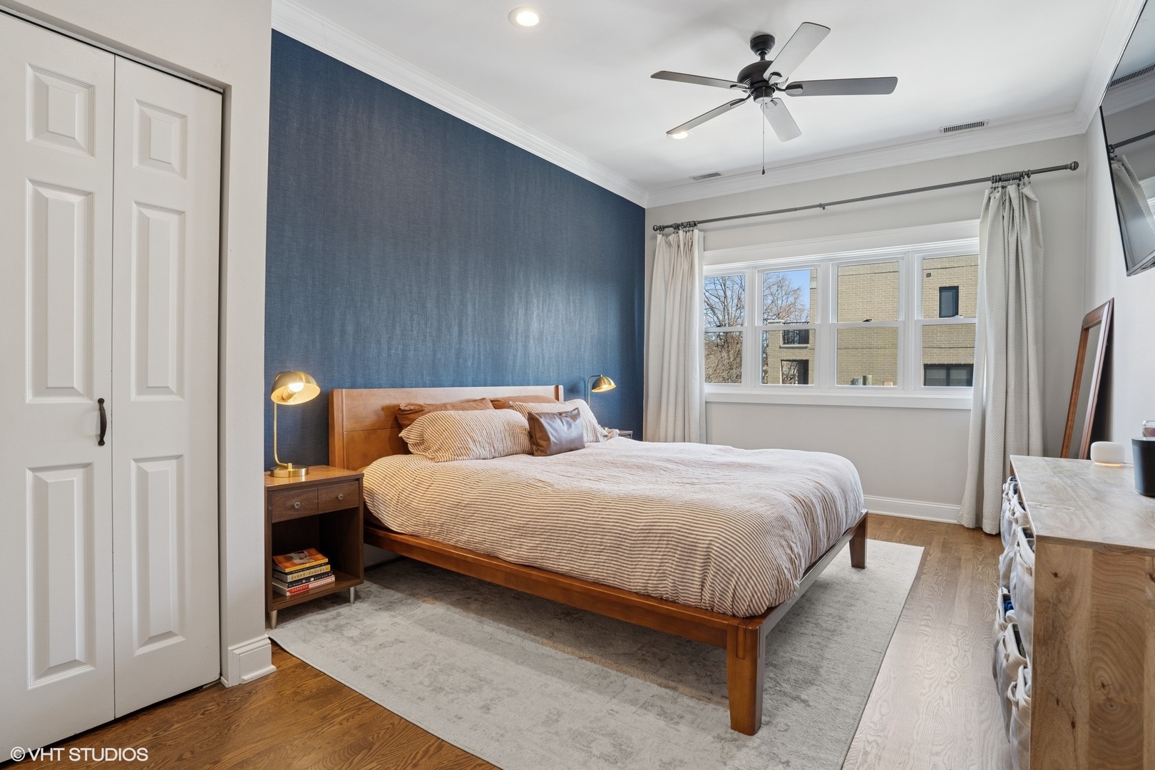 2555 N Southport Avenue Unit: 4