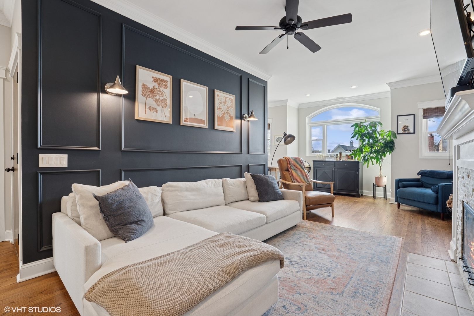 2555 N Southport Avenue Unit: 4