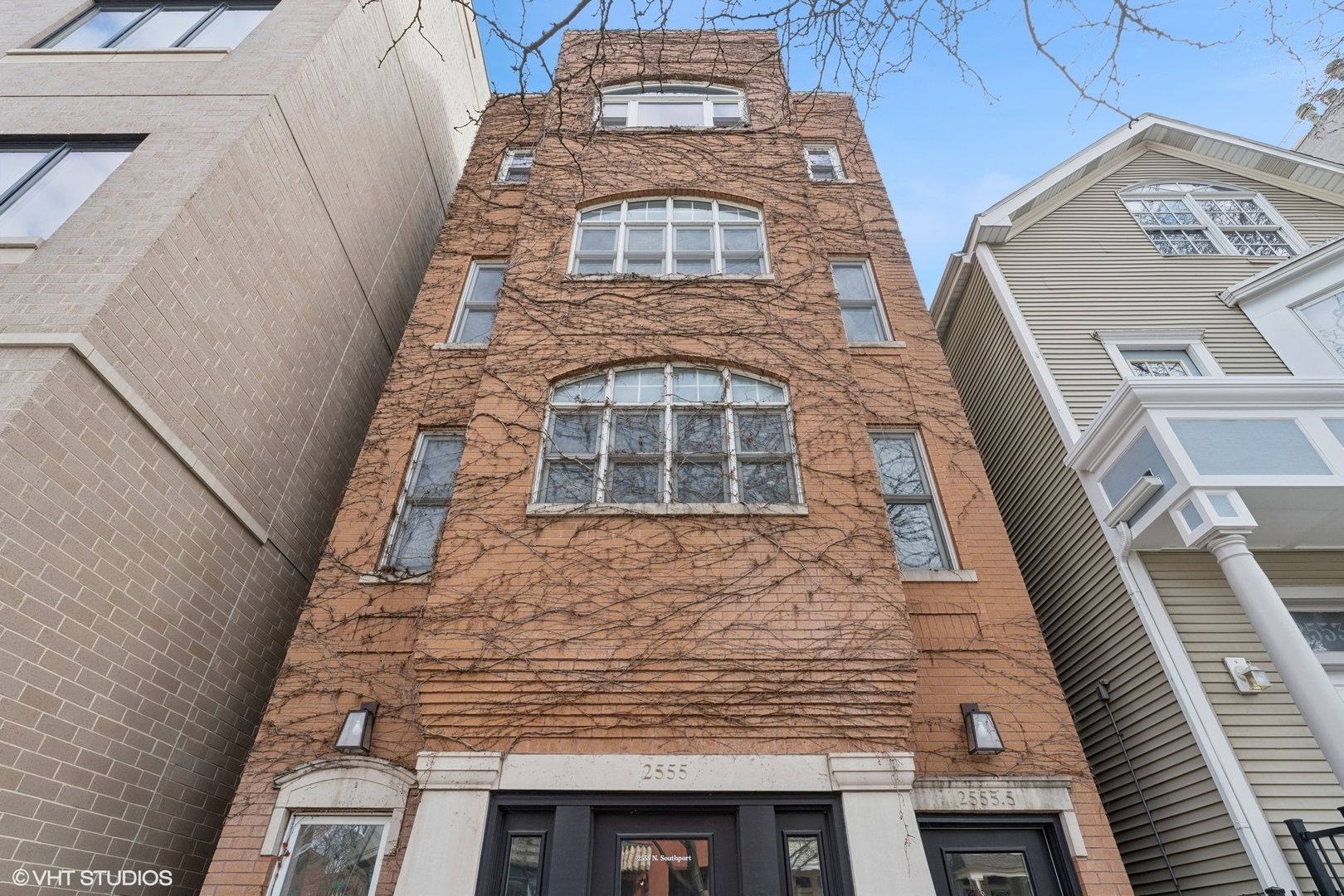 2555 N Southport Avenue Unit: 4