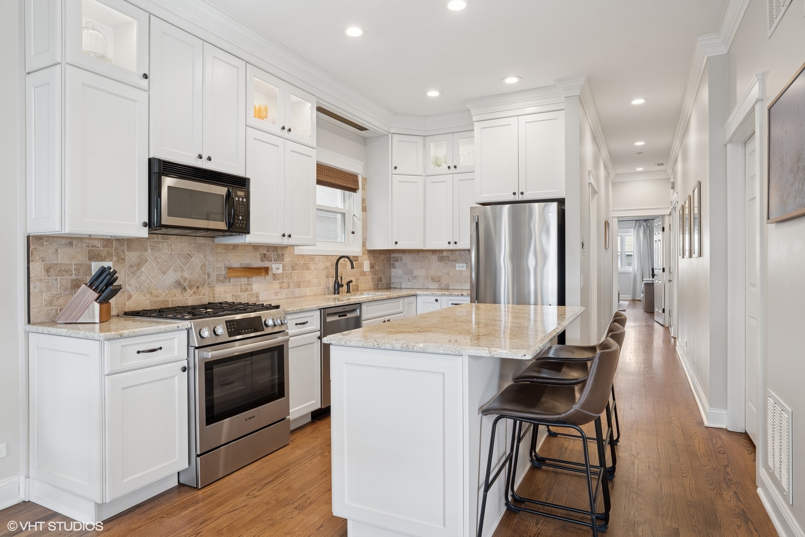 2555 N Southport Avenue Unit: 4