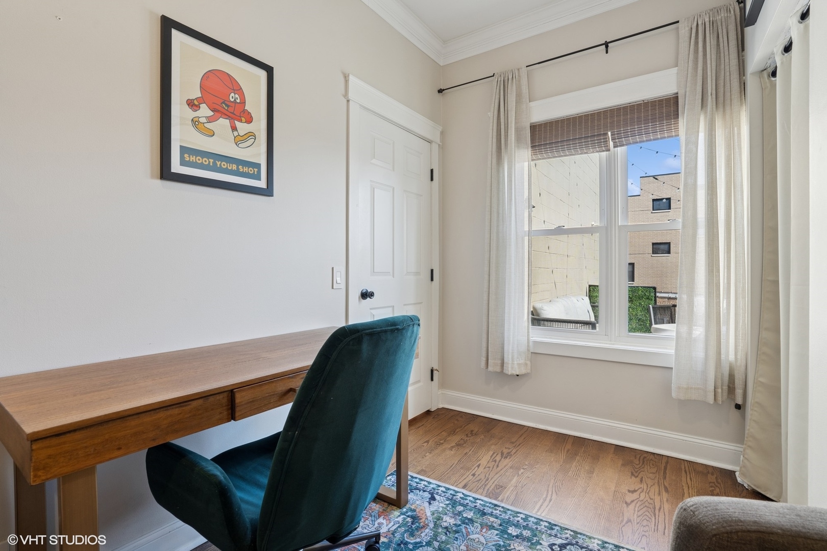 2555 N Southport Avenue Unit: 4