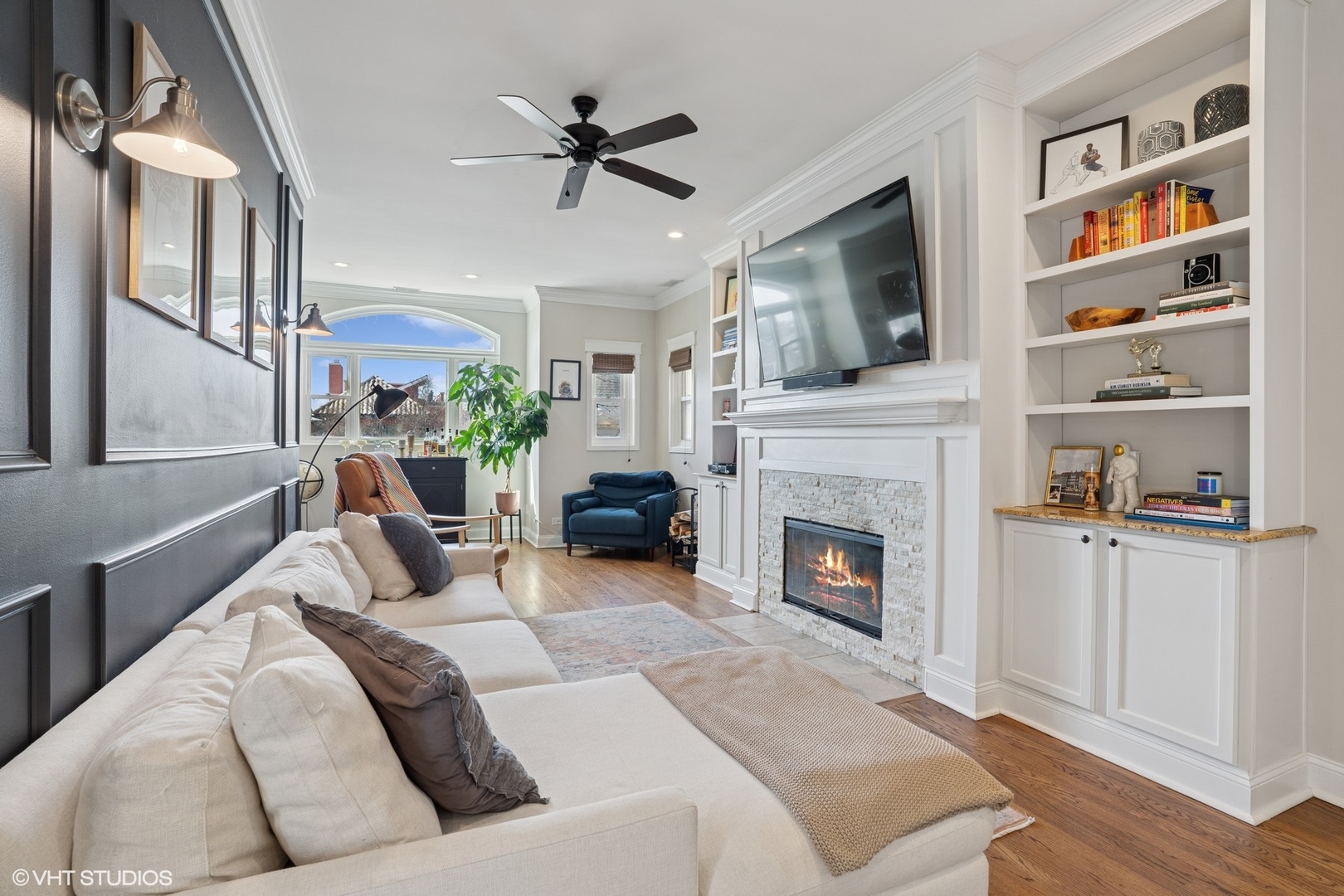 2555 N Southport Avenue Unit: 4