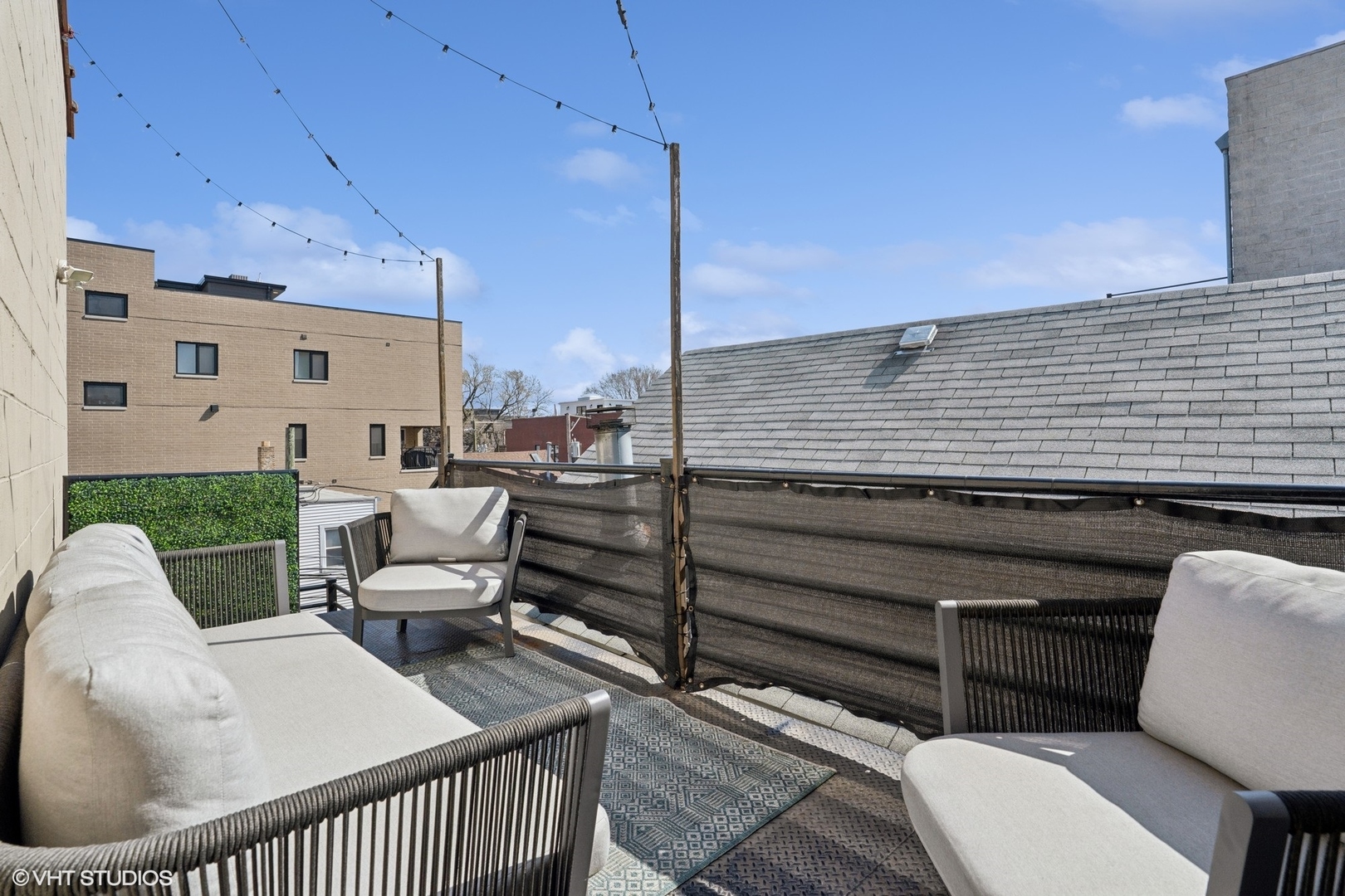 2555 N Southport Avenue Unit: 4