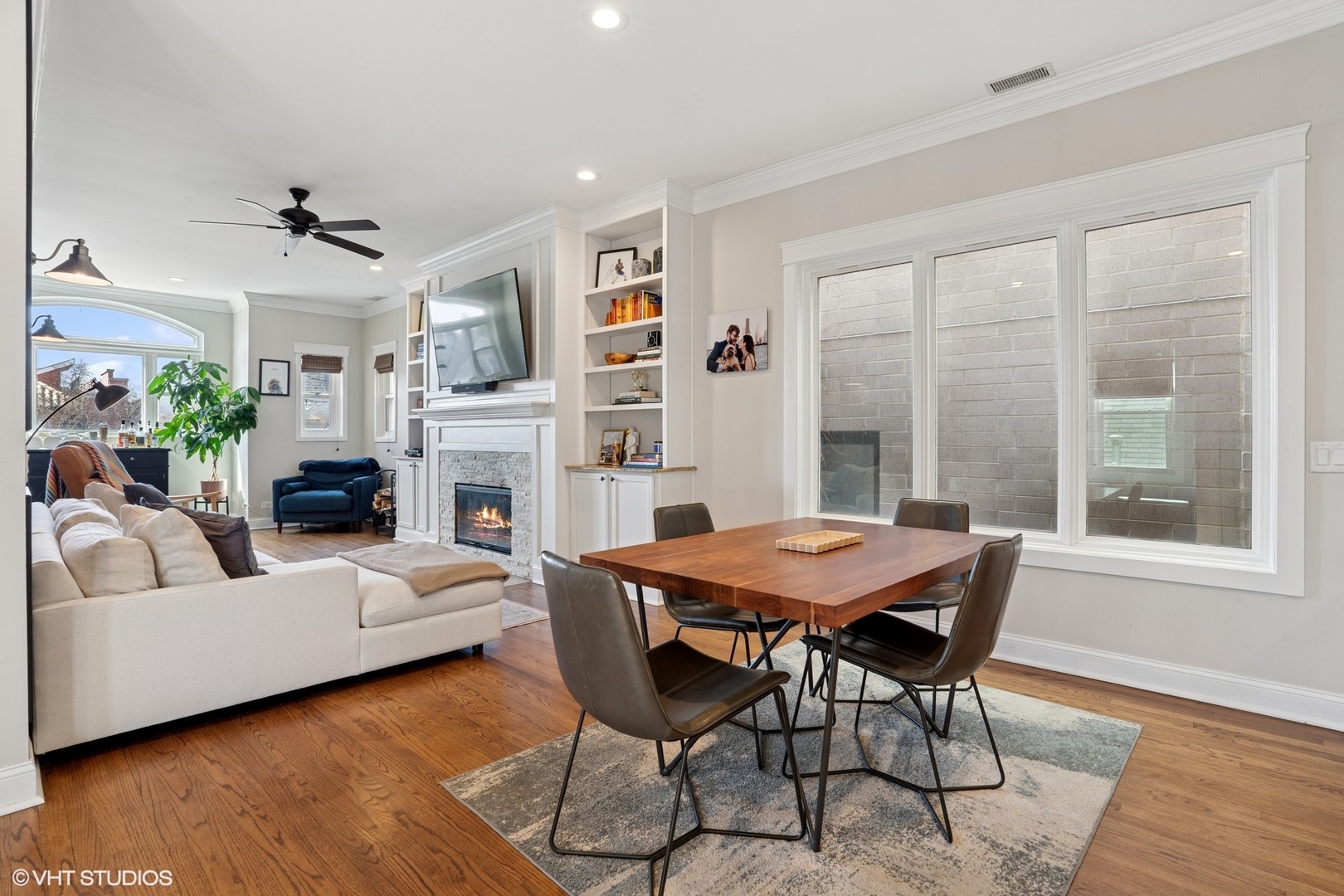 2555 N Southport Avenue Unit: 4