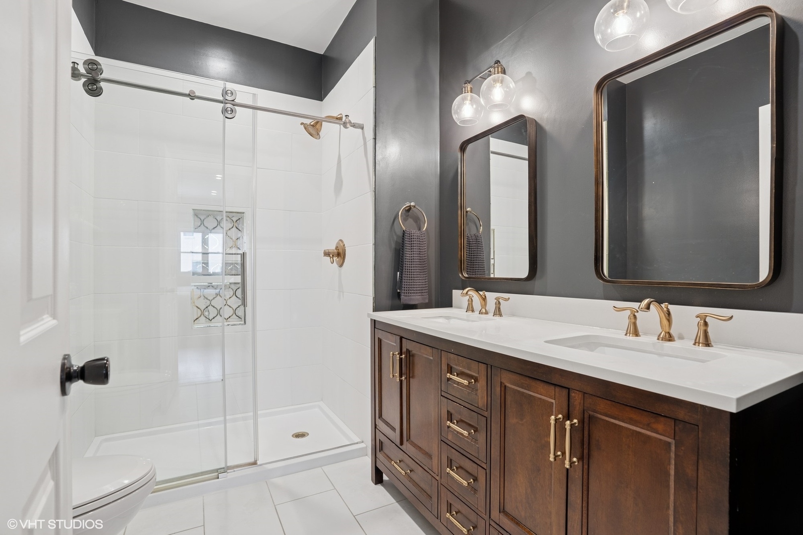 2555 N Southport Avenue Unit: 4