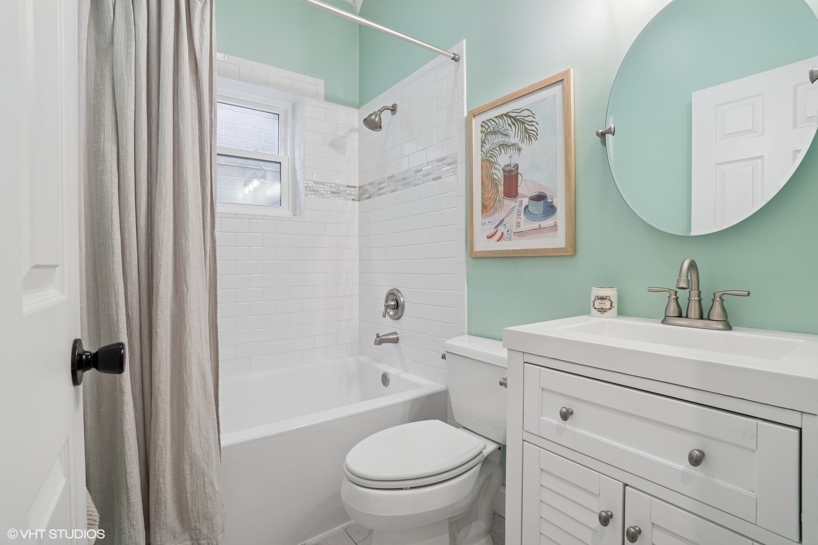 2555 N Southport Avenue Unit: 4