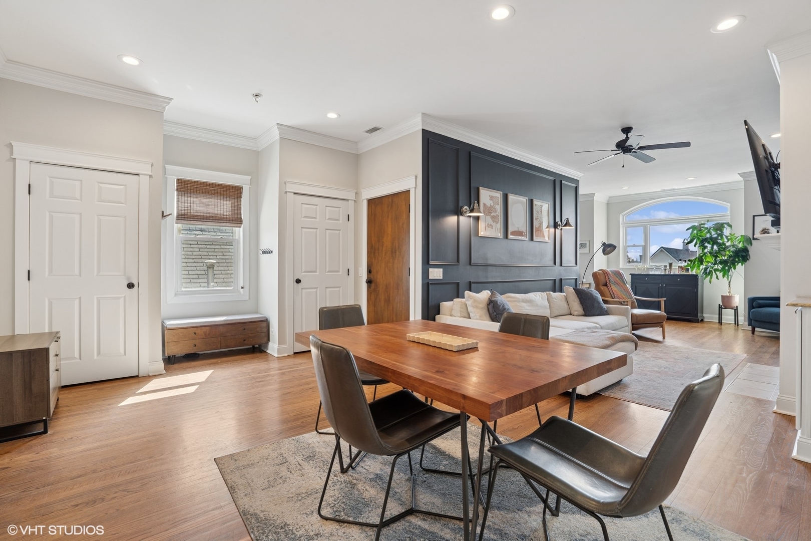 2555 N Southport Avenue Unit: 4