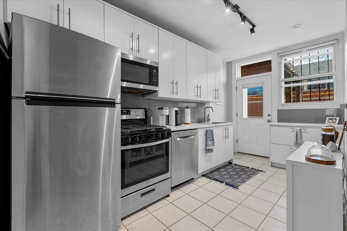 2234 N BISSELL Street Unit: 3N