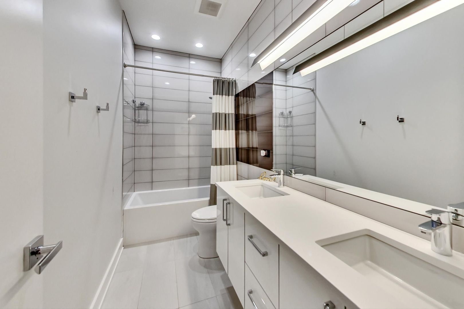 1741 W Roscoe Street Unit: 1