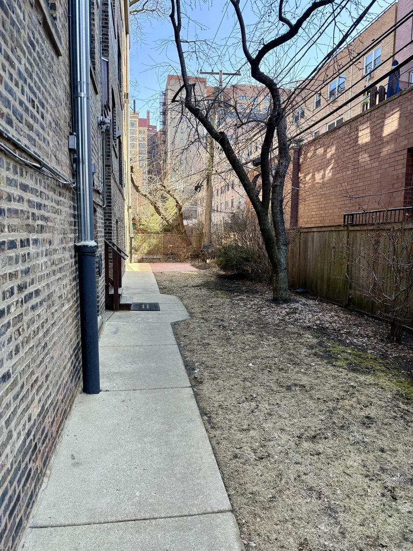 511 W Aldine Avenue Unit: 3E