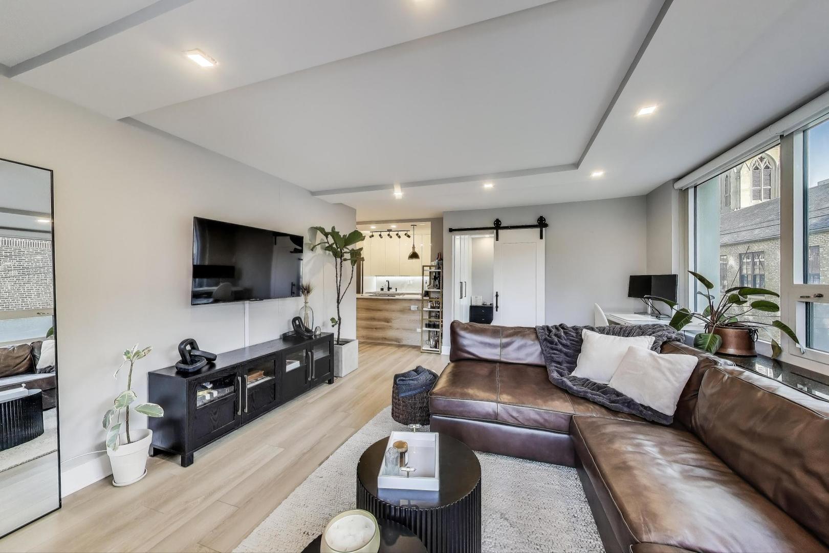 88 W Schiller Street Unit: 302L