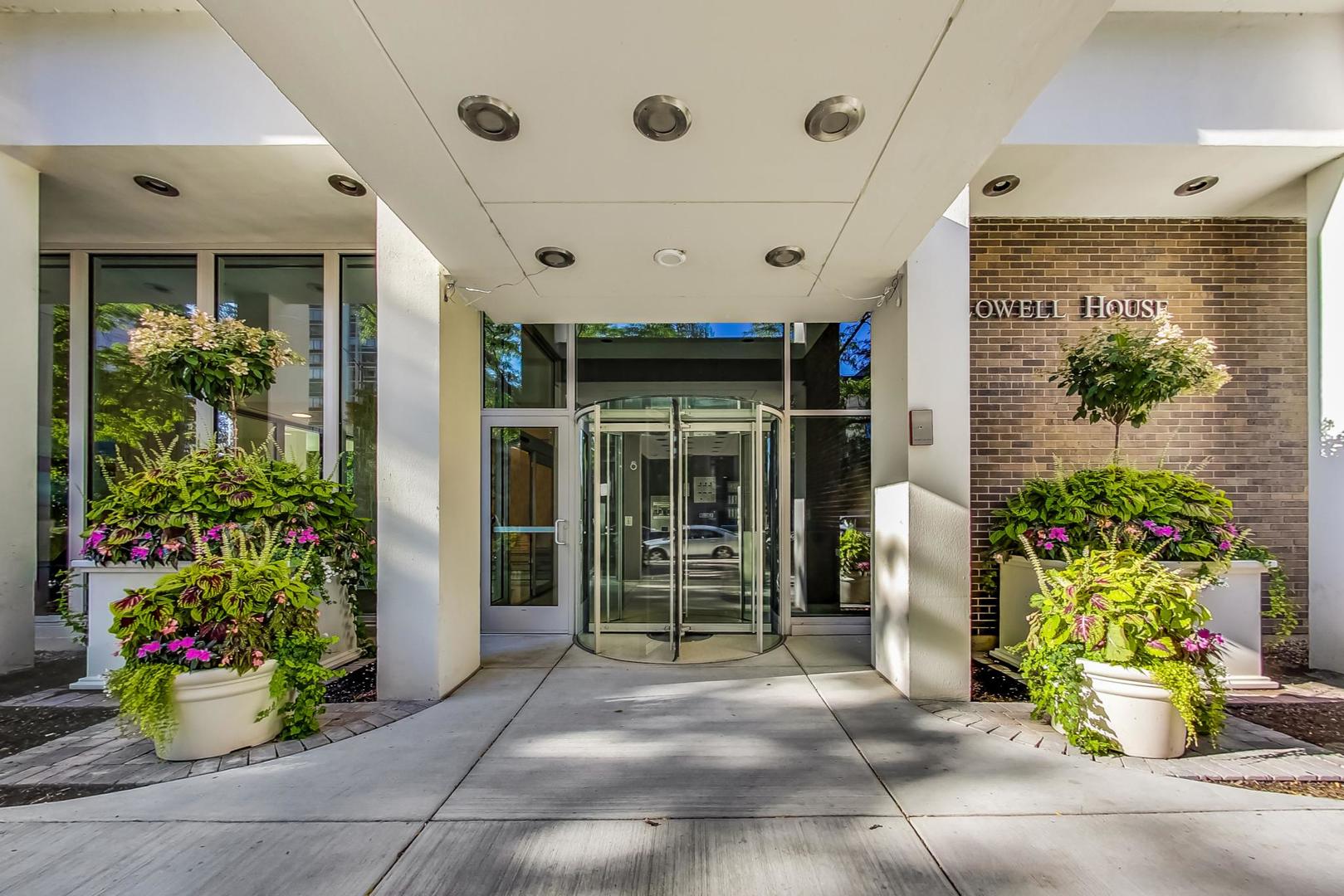 88 W Schiller Street Unit: 302L