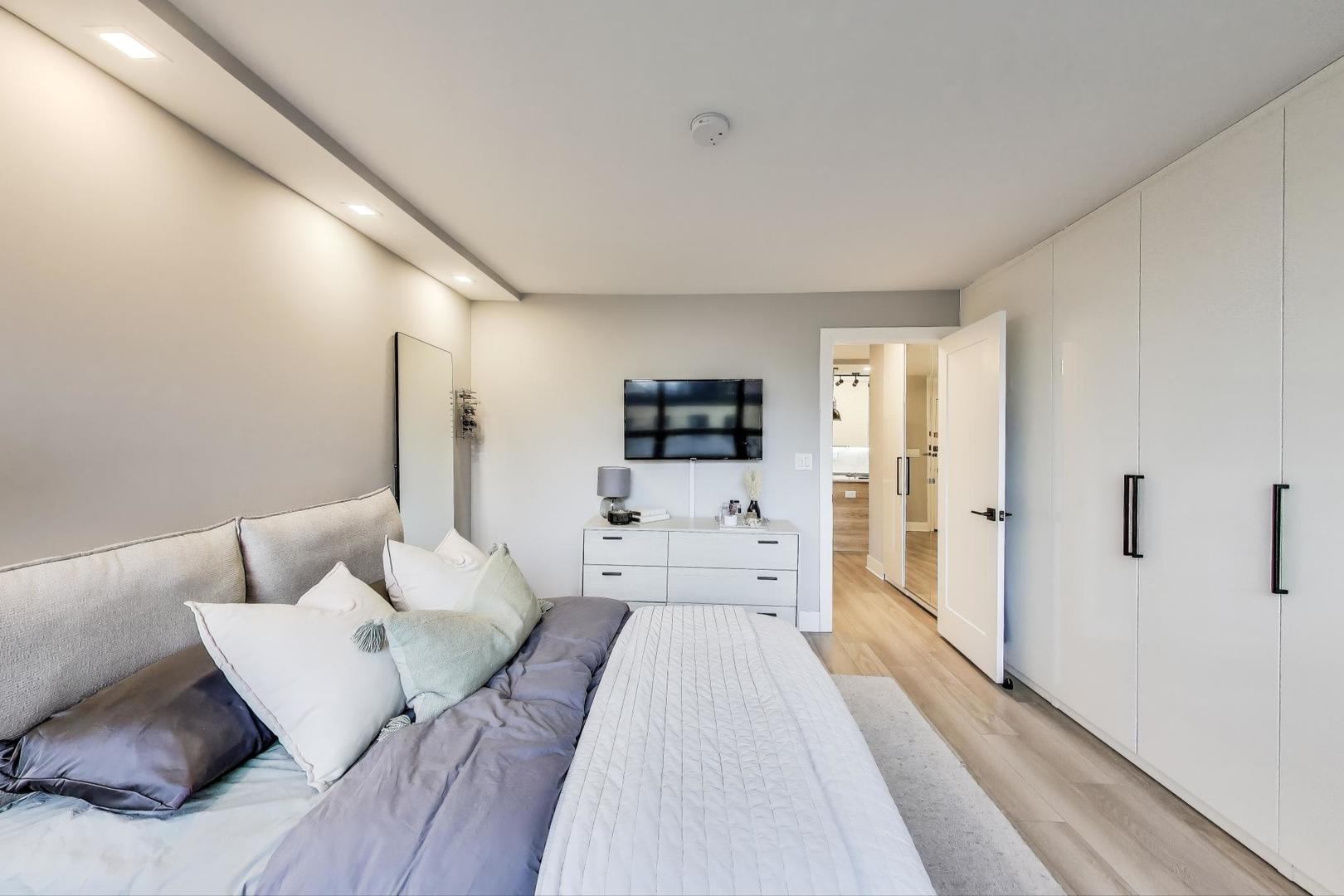 88 W Schiller Street Unit: 302L