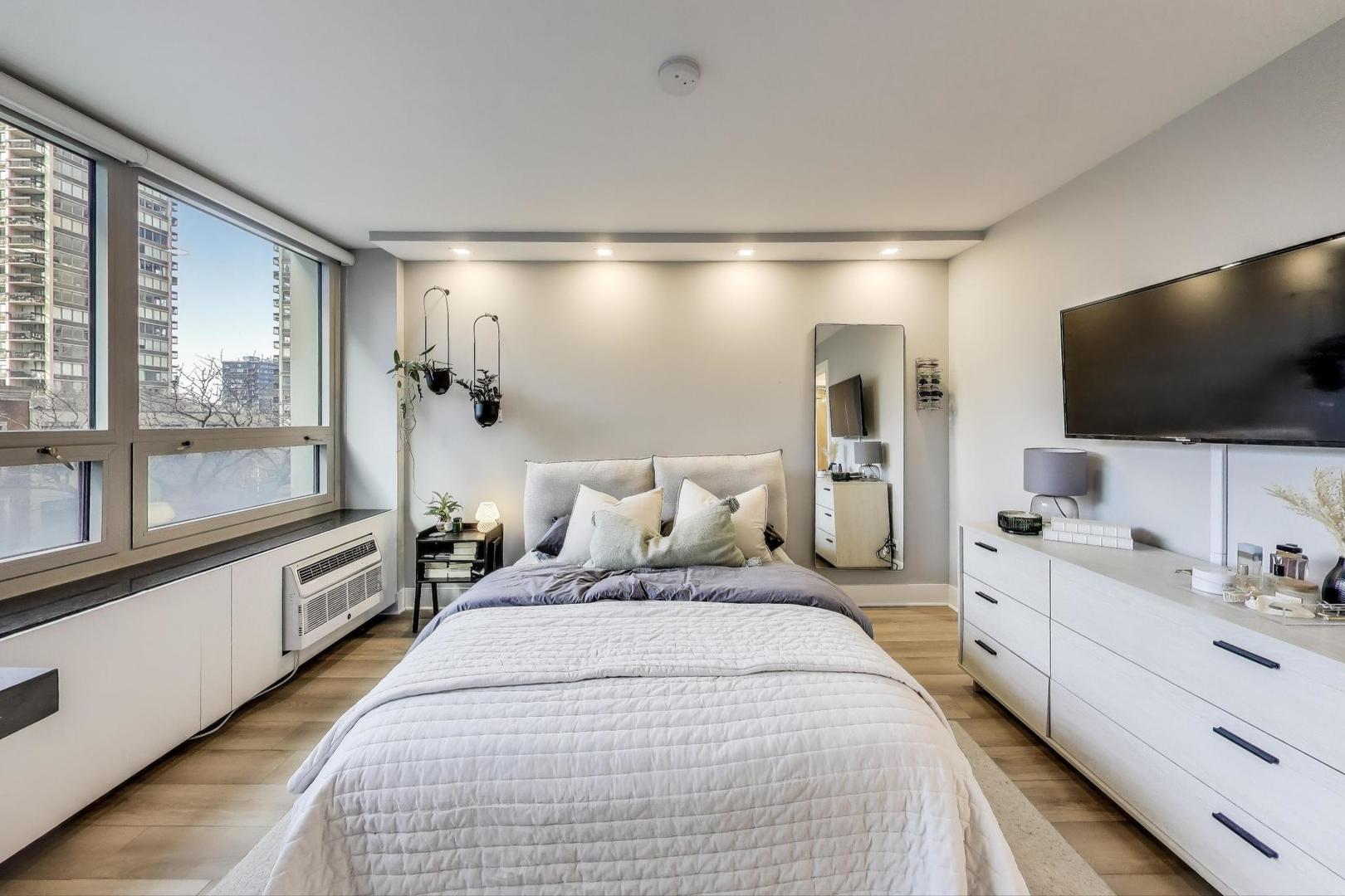 88 W Schiller Street Unit: 302L