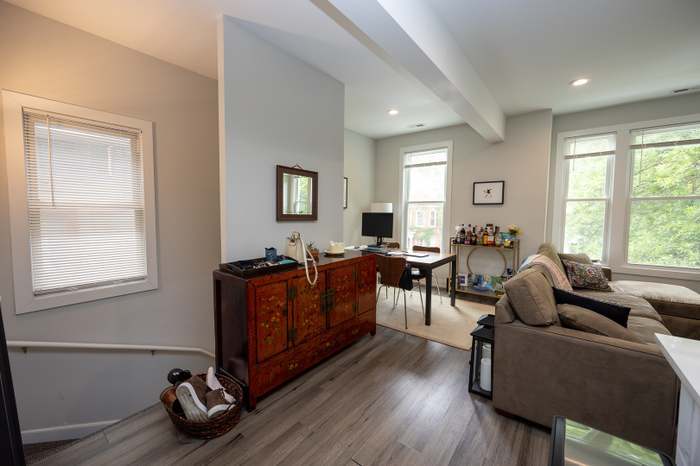 1305 W Barry Avenue Unit: 1F