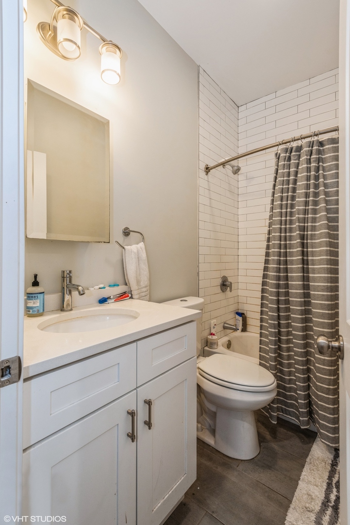 1305 W Barry Avenue Unit: 1F