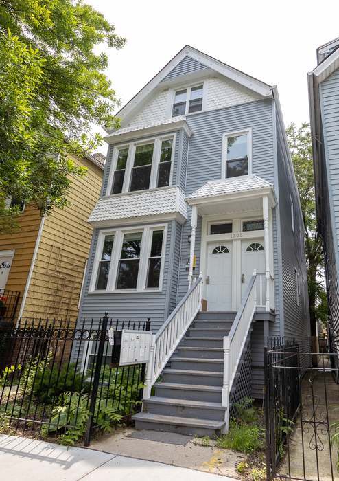 1305 W Barry Avenue Unit: 1F