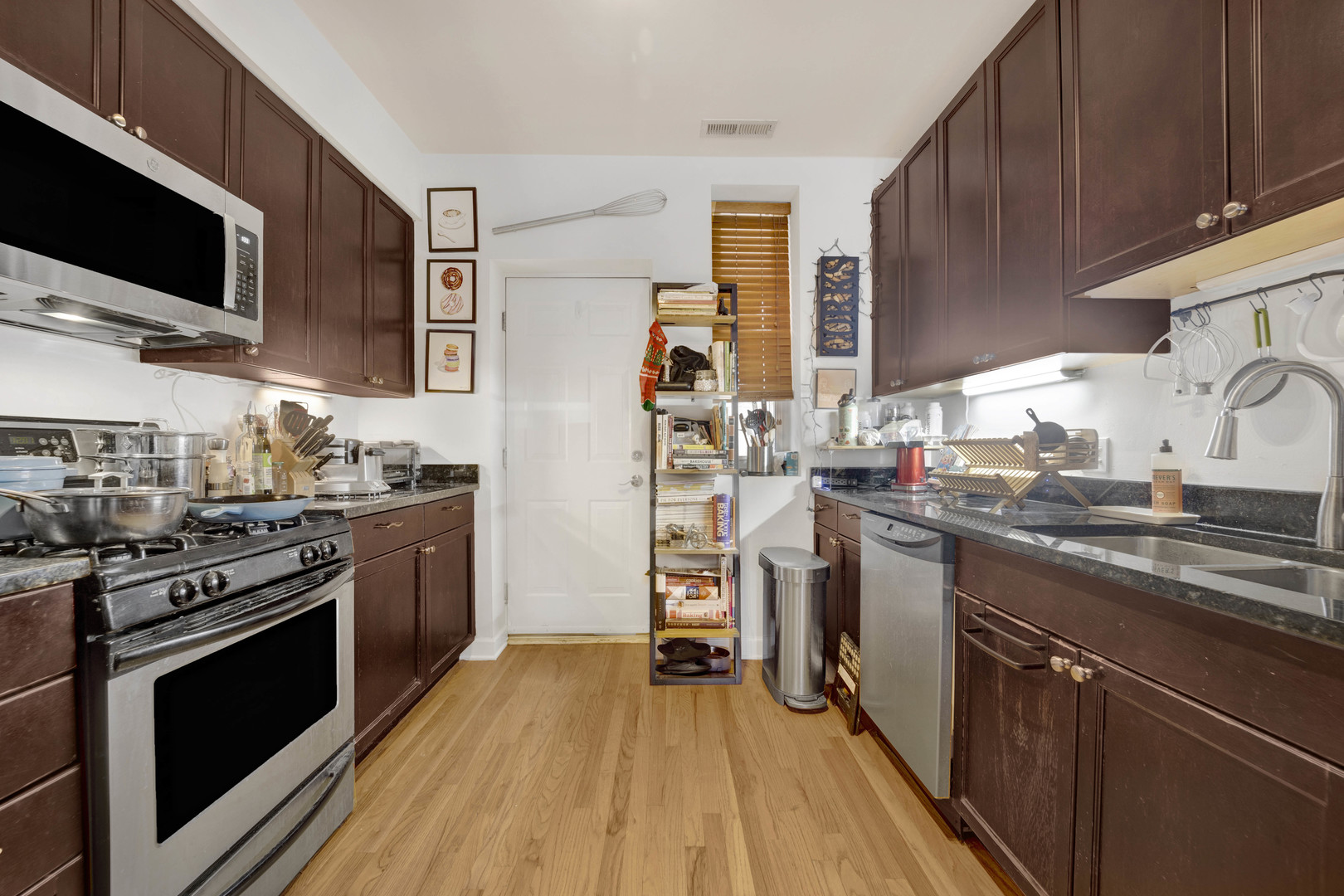 1150 W Cornelia Avenue Unit: 2