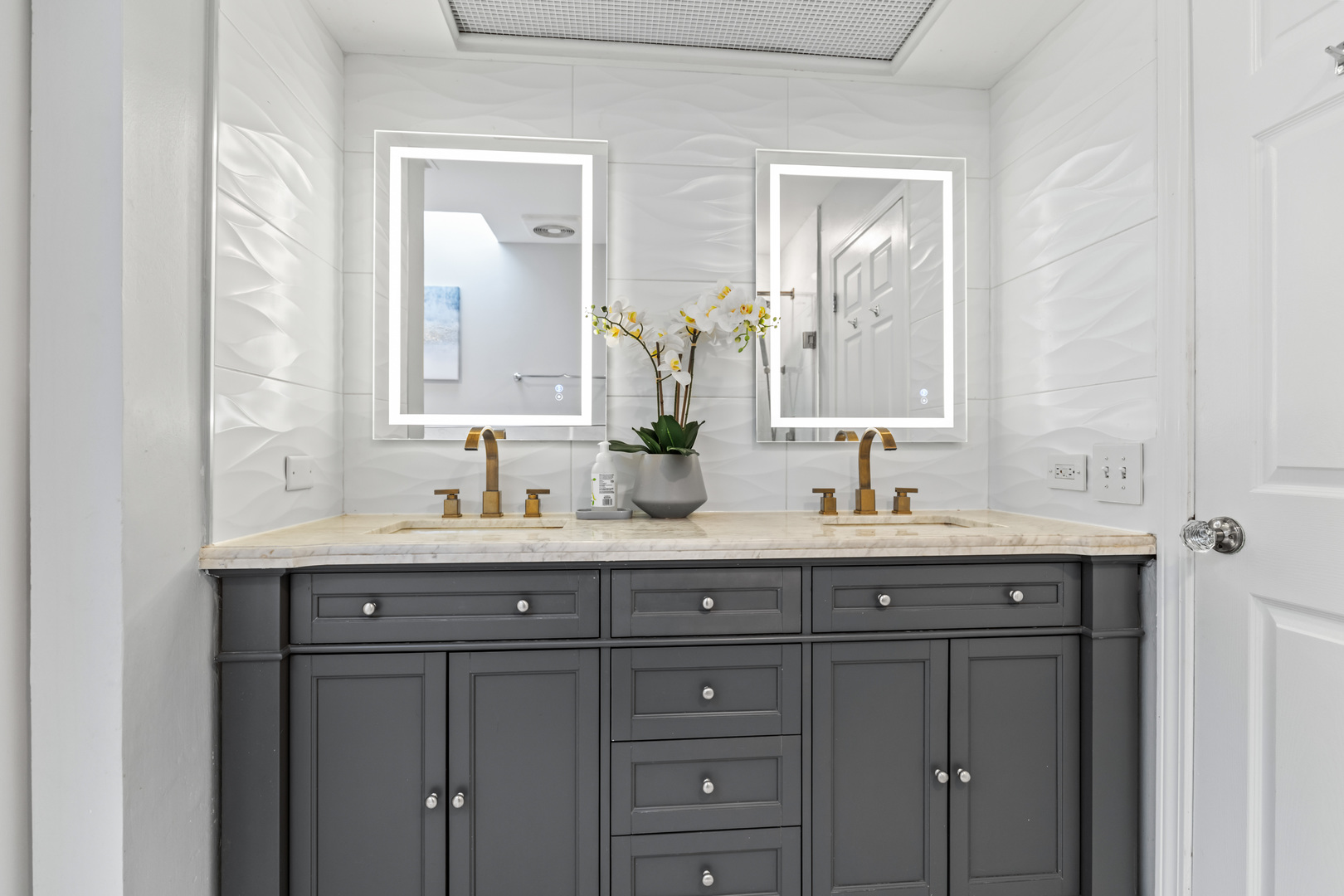 2660 N Bosworth Avenue Unit: 2NW