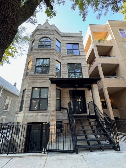 715 W Aldine Avenue Unit: PH
