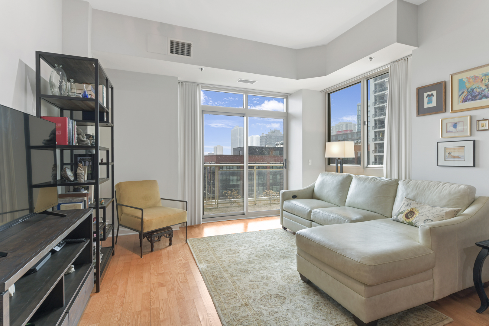 230 W Division Street Unit: 606