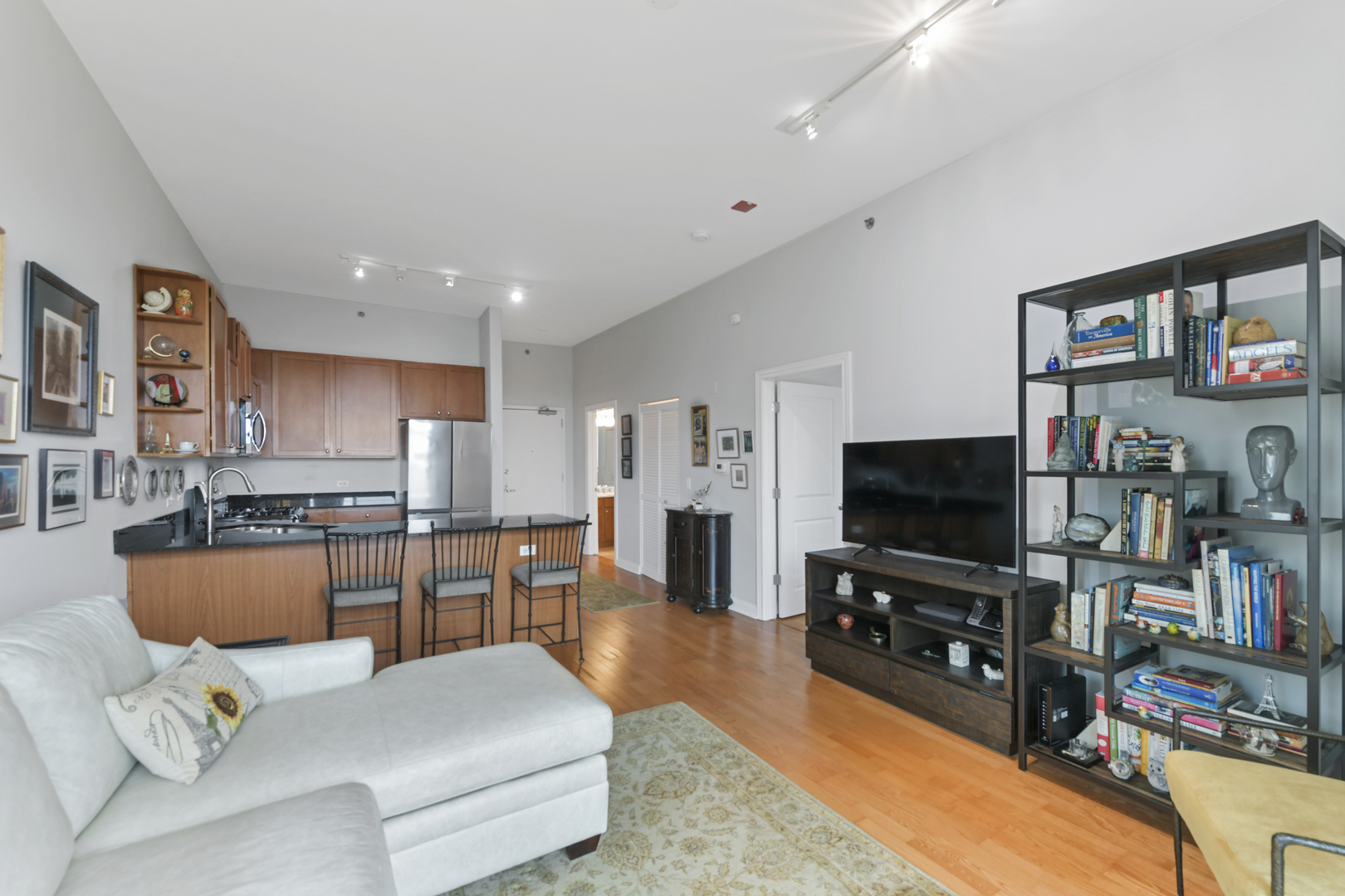 230 W Division Street Unit: 606