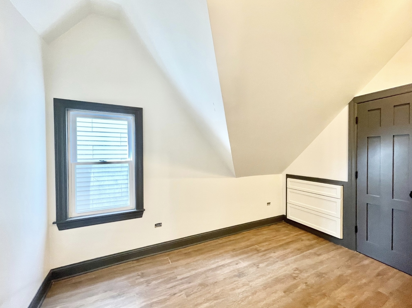 1040 W Roscoe Street Unit: 3