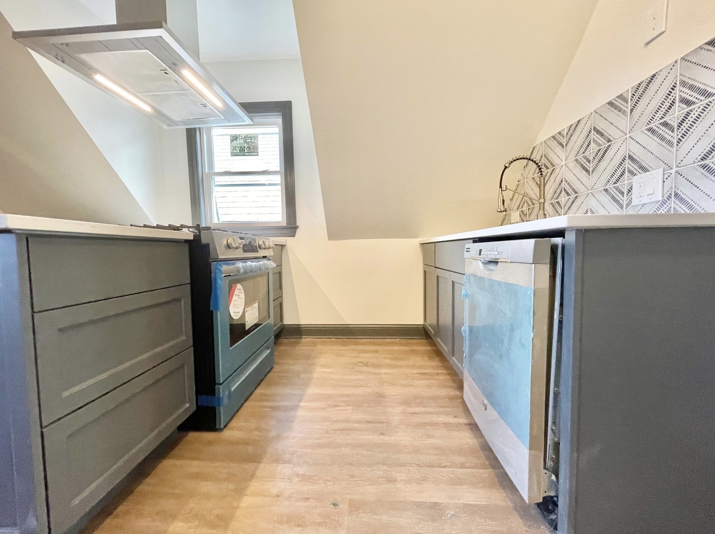 1040 W Roscoe Street Unit: 3