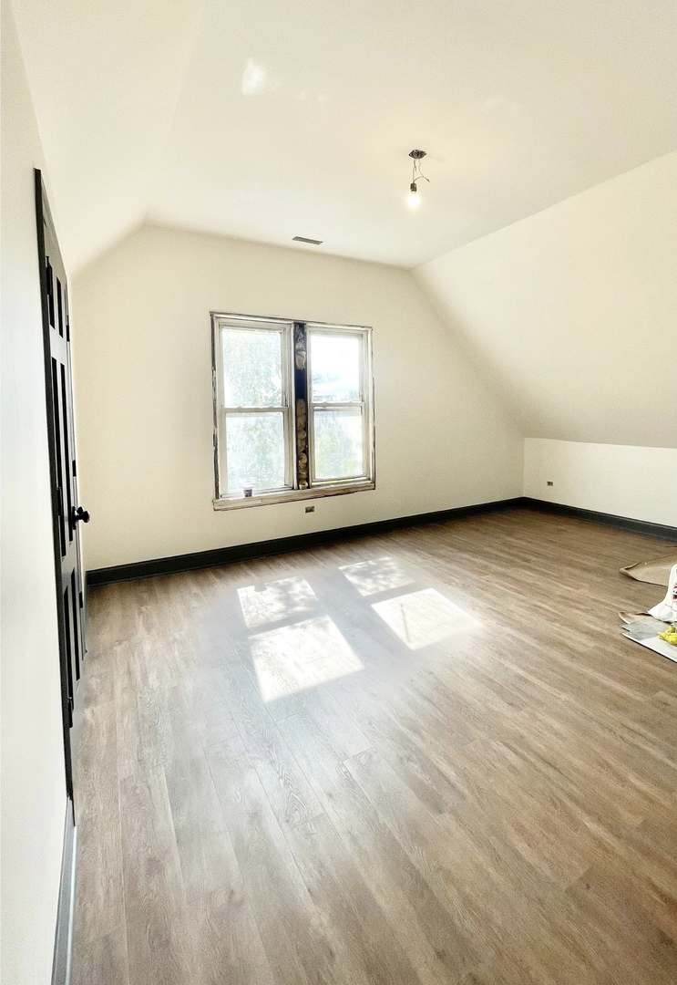1040 W Roscoe Street Unit: 3