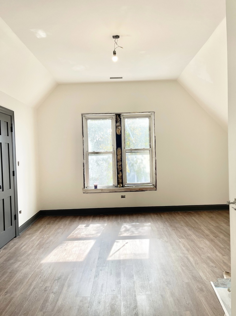 1040 W Roscoe Street Unit: 3