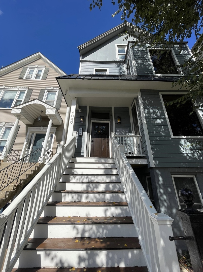 1040 W Roscoe Street Unit: 3